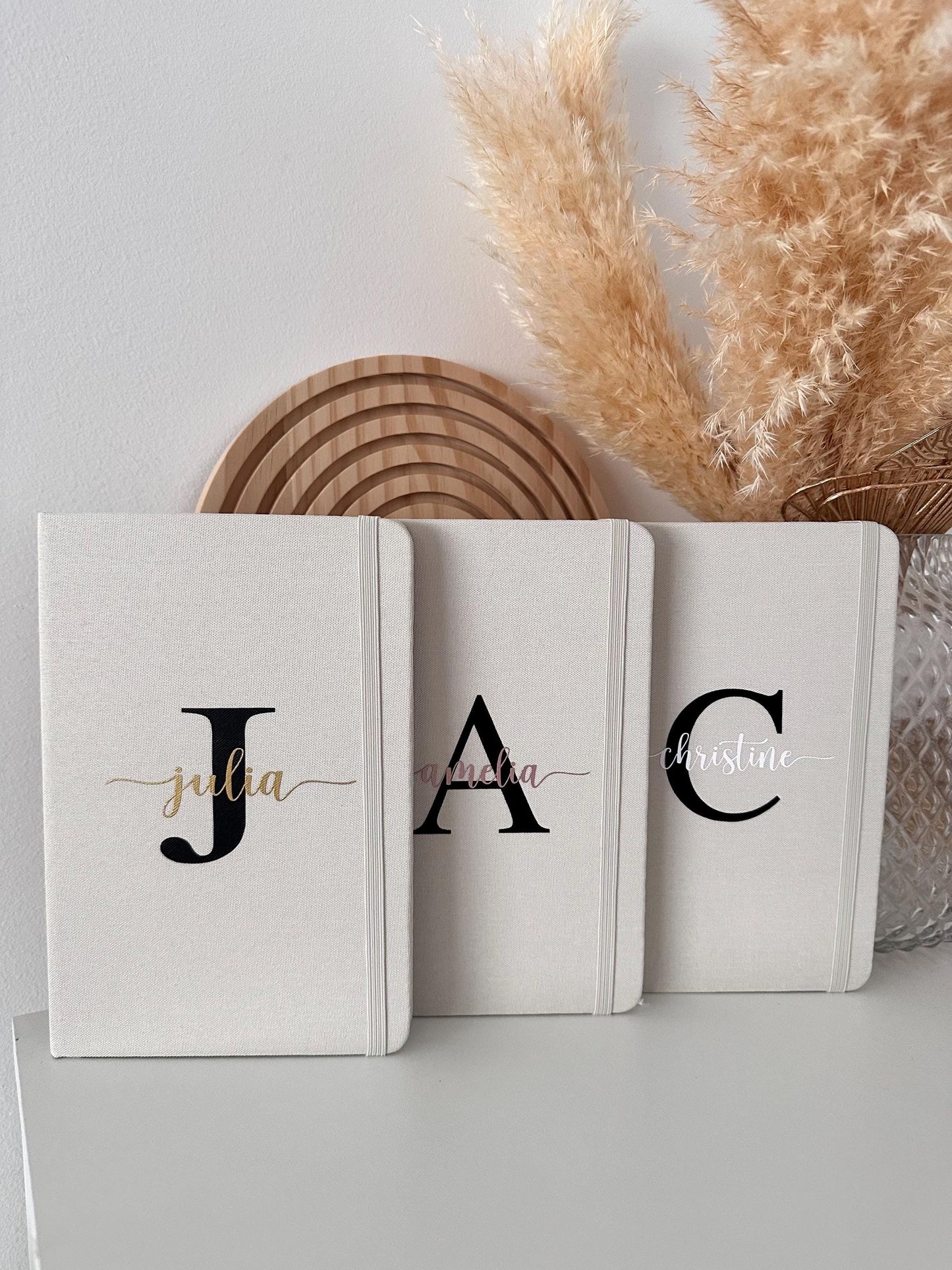 Notizbuch mit Name und Initial