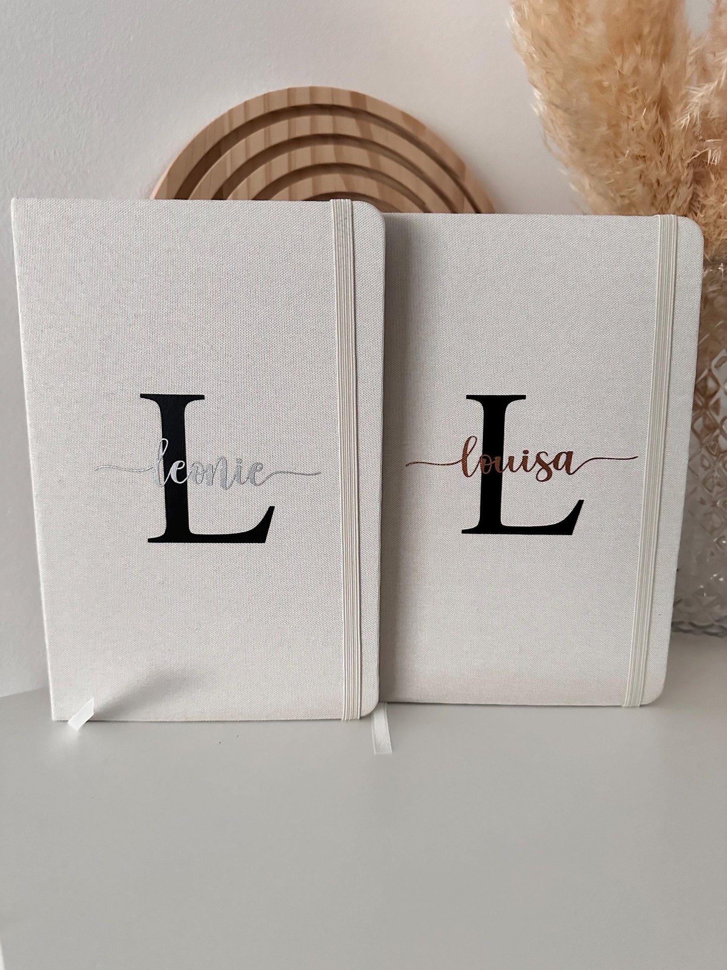 Notizbuch mit Name und Initial