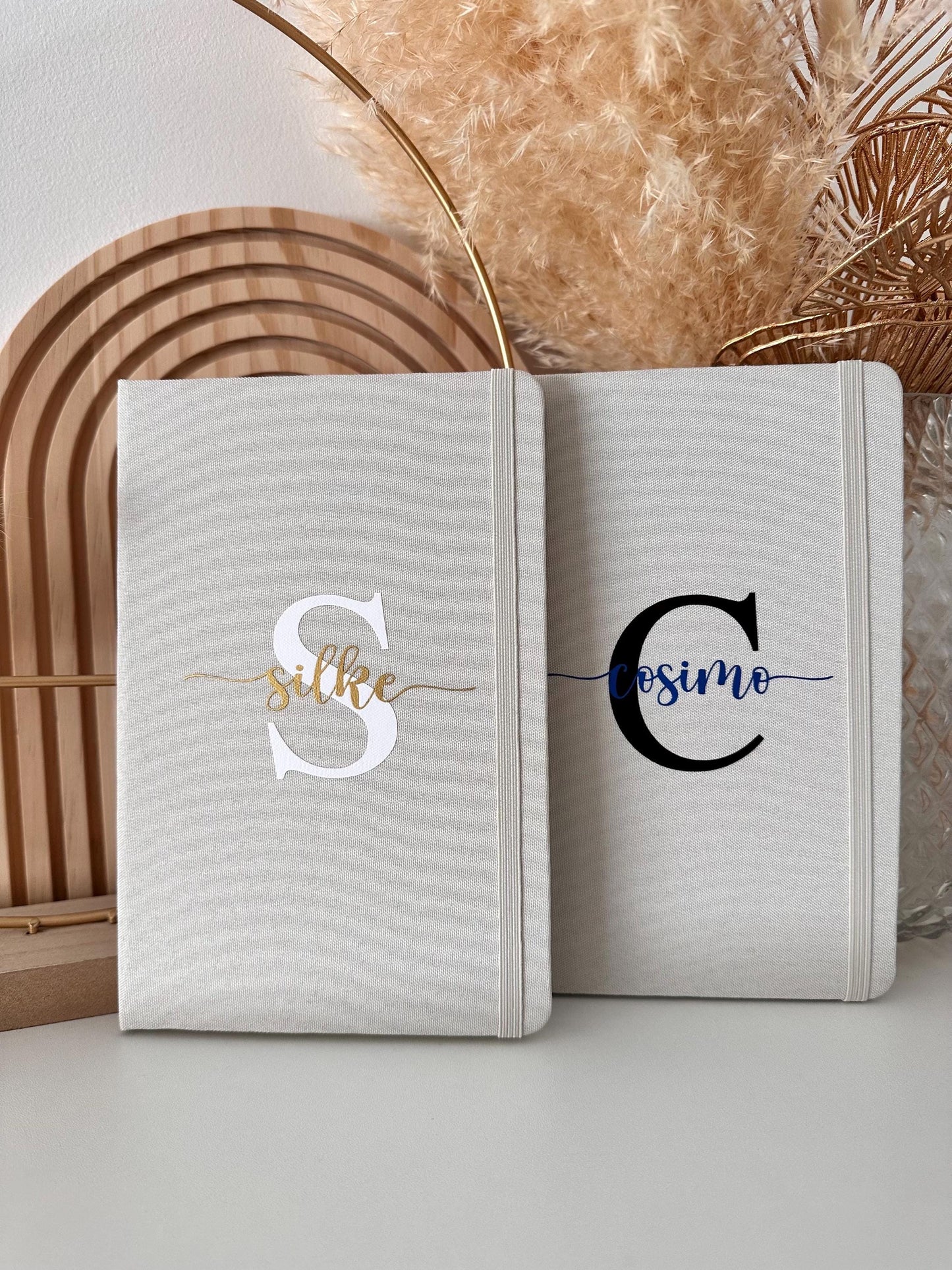 Notizbuch mit Name und Initial